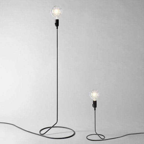 La lampe à poser CORD LAMP transforme astucieusement le fil d'alimentation  en pied de lampadaire