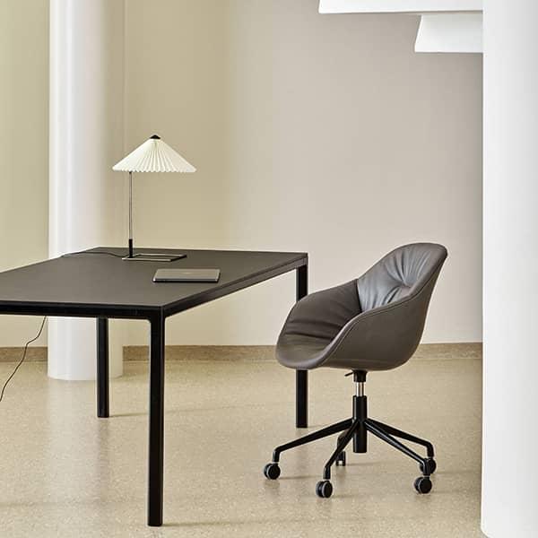 Poltrona a rotelle About a chair AAC155 di Hay - nero