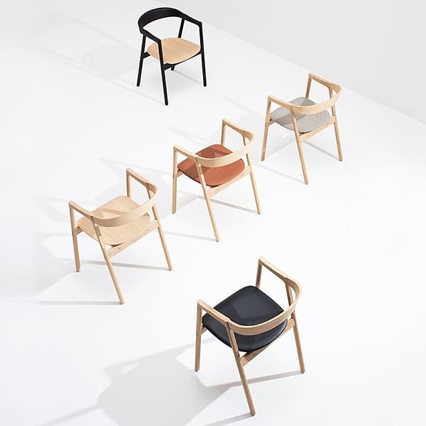 Chaise en bois massif au design moderne MUNA, utilisation polyvalente.