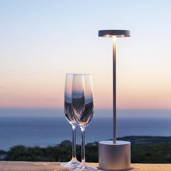 La Lampe sans fil LUXCIOLE, à LED : Lampe de table pour un usage intérieur  ou extérieur - nomade LUXCIOLE, lampe sans fil rechargeable : pour  l'intérieur et l'extérieur, chargeur 12V fourni 